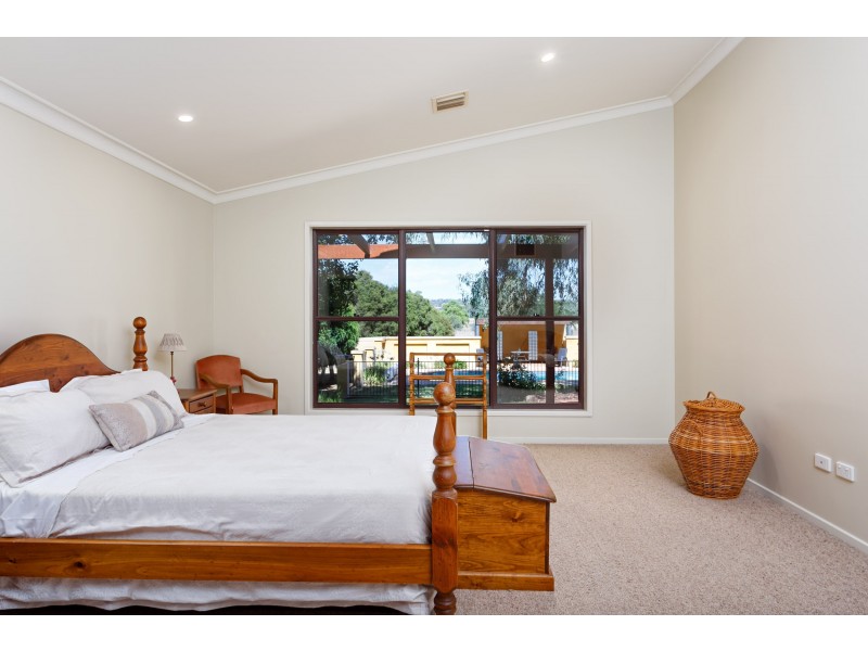 15 Maple Road, Lake Albert NSW 2650