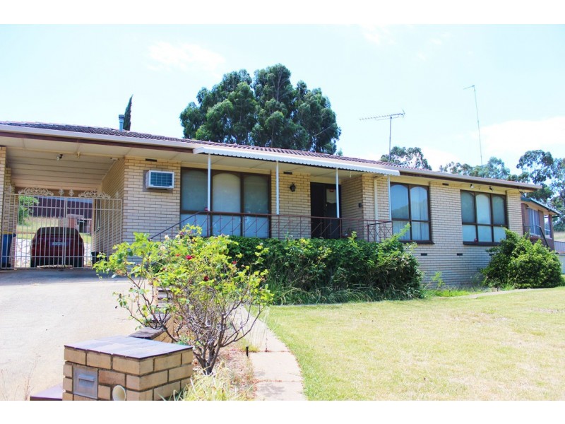 107 Red Hill Rd, Kooringal NSW 2650