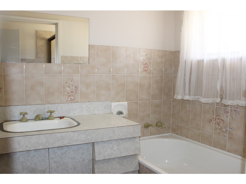 107 Red Hill Rd, Kooringal NSW 2650