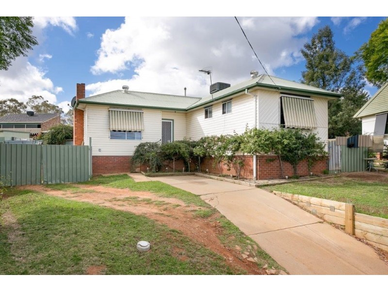 27 Phillip Avenue, Mount Austin NSW 2650