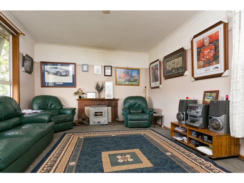 27 Phillip Avenue, Mount Austin NSW 2650