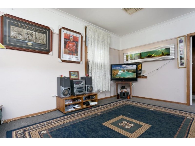 27 Phillip Avenue, Mount Austin NSW 2650