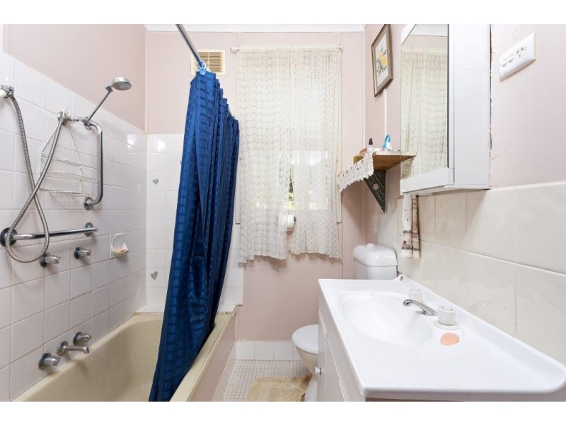 27 Phillip Avenue, Mount Austin NSW 2650