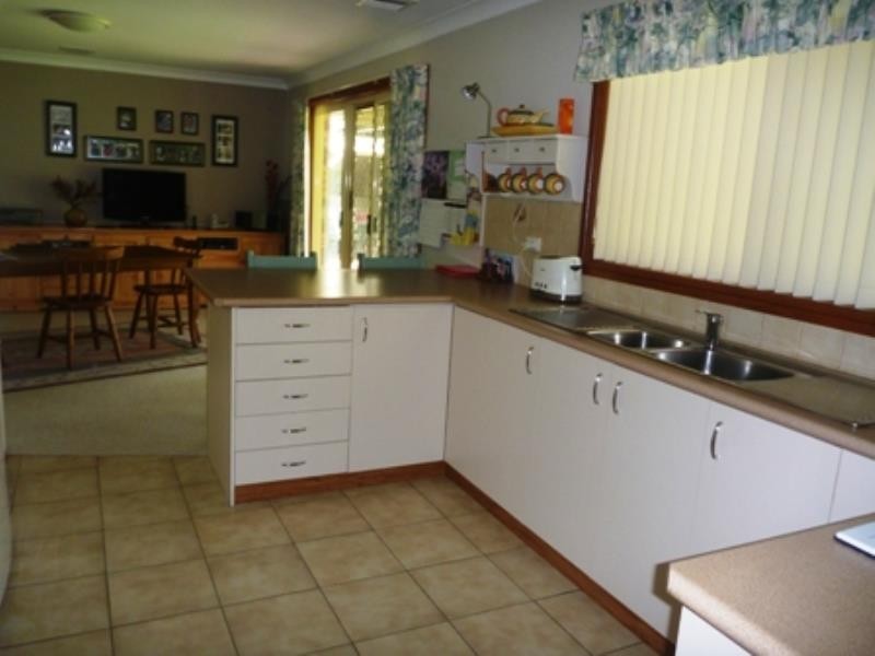 33 Warrambool Crescent, Glenfield Park NSW 2650