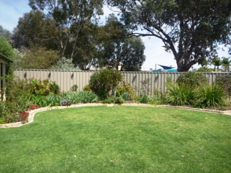 33 Warrambool Crescent, Glenfield Park NSW 2650