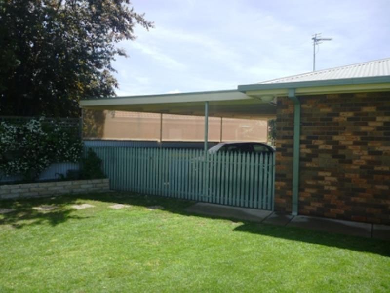 33 Warrambool Crescent, Glenfield Park NSW 2650