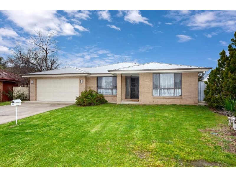 61 Undurra Drive, Glenfield Park NSW 2650