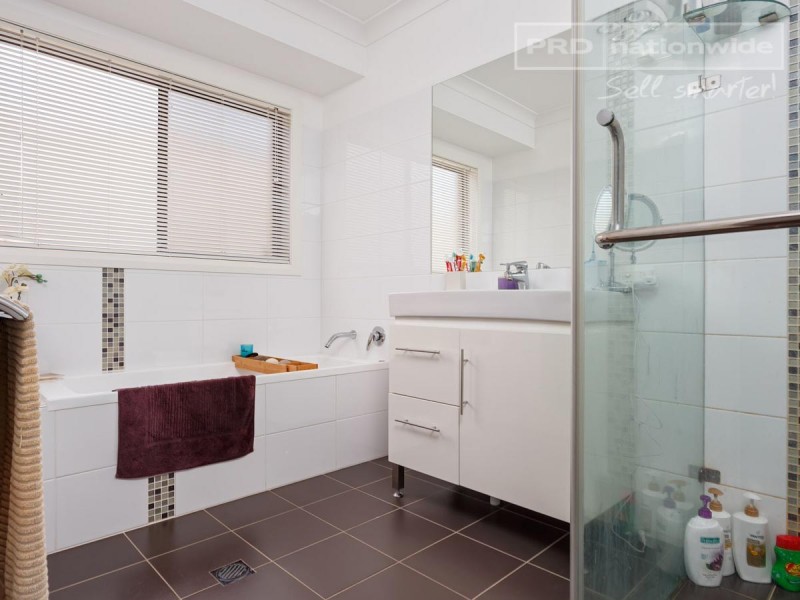 2 Fisher Place, Lloyd NSW 2650
