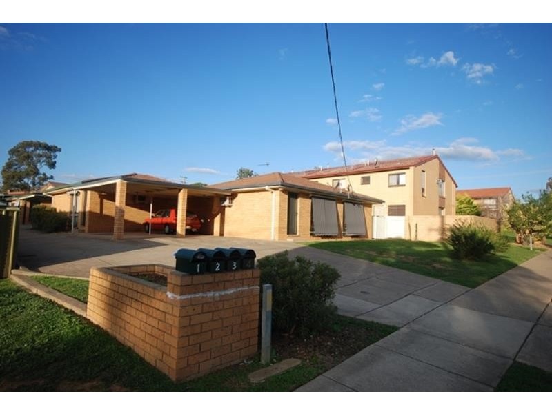4/17 Nordlingen Drive, Tolland NSW 2650