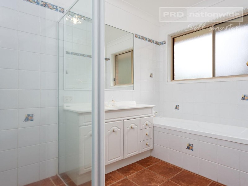 4 Talbot Place, Tatton NSW 2650