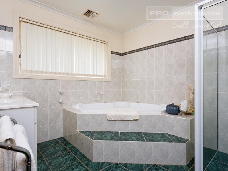 5 Wandoo Place, Bourkelands NSW 2650