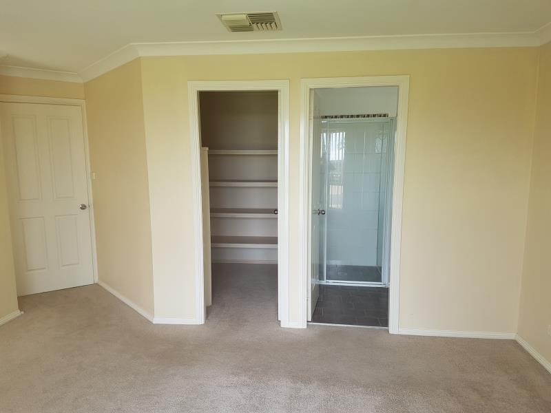 35 Paldi Crescent, Glenfield Park NSW 2650