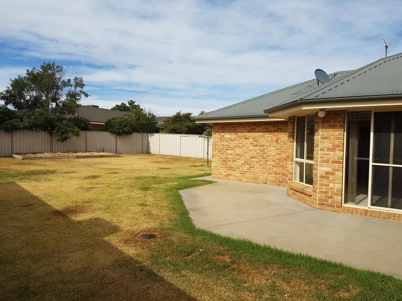 35 Paldi Crescent, Glenfield Park NSW 2650