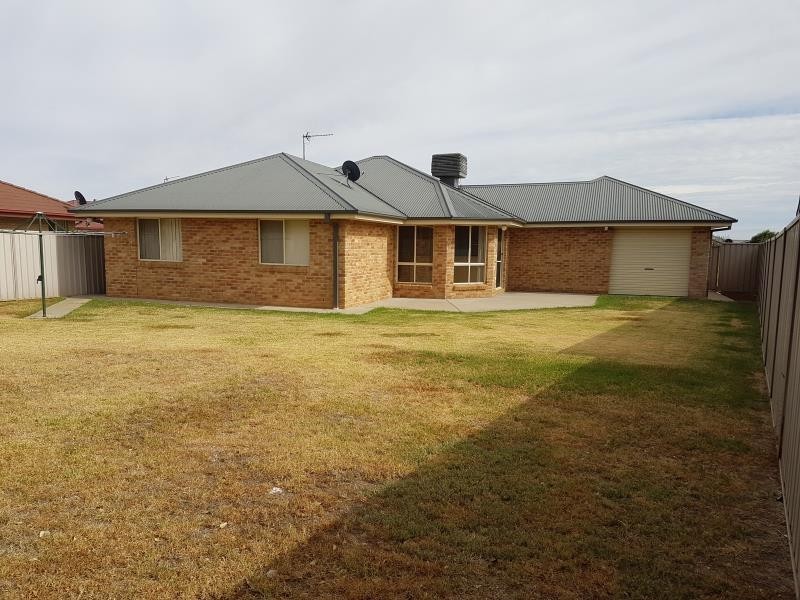 35 Paldi Crescent, Glenfield Park NSW 2650 Floorplan