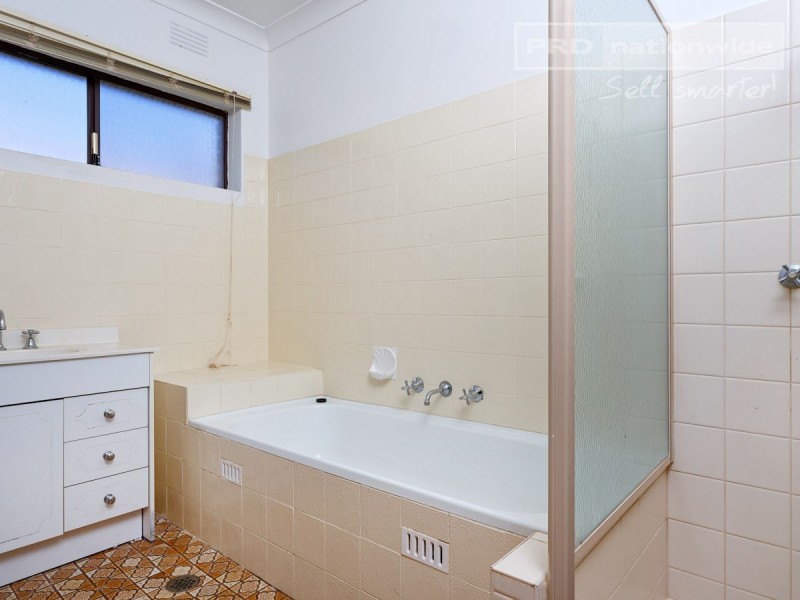 3 Bass Street, Lake Albert NSW 2650