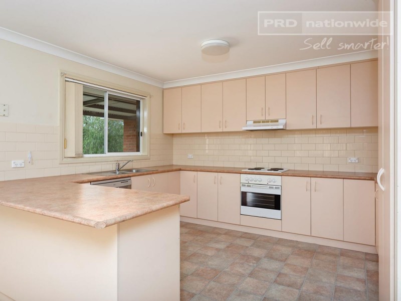 11 Nathan Place, Kooringal NSW 2650