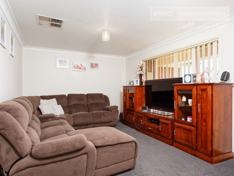 24 Paldi Crescent, Glenfield Park NSW 2650