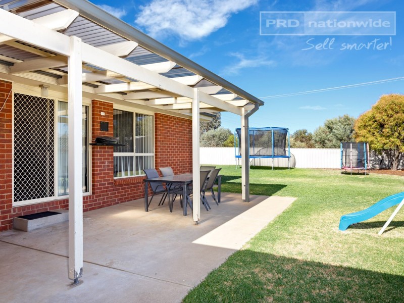 24 Paldi Crescent, Glenfield Park NSW 2650
