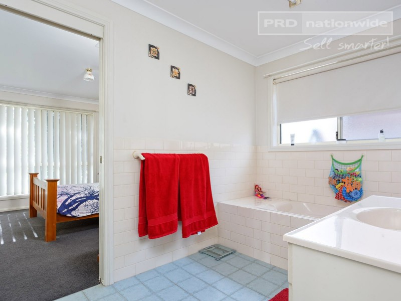 24 Paldi Crescent, Glenfield Park NSW 2650