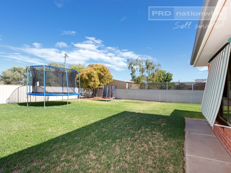 24 Paldi Crescent, Glenfield Park NSW 2650