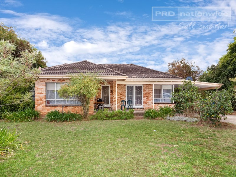 1 Mathoura Avenue, Mount Austin NSW 2650