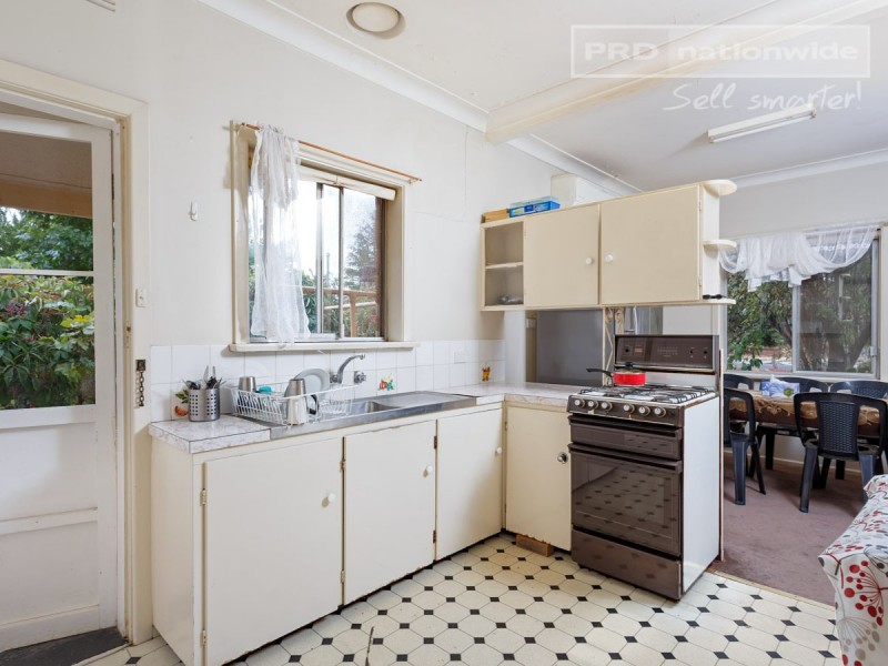 1 Mathoura Avenue, Mount Austin NSW 2650