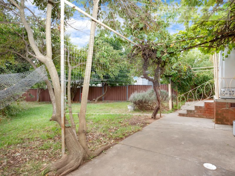 1 Mathoura Avenue, Mount Austin NSW 2650