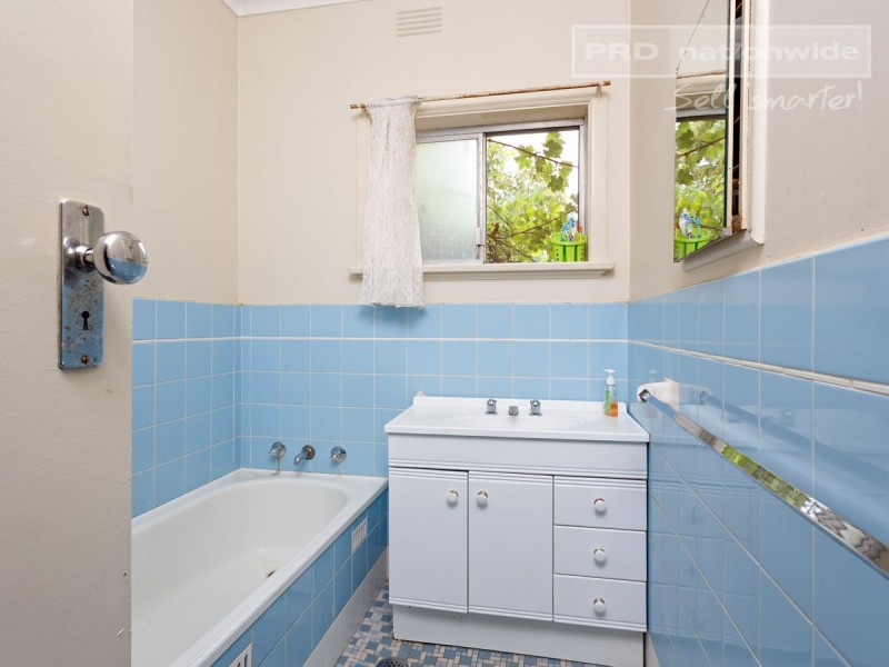1 Mathoura Avenue, Mount Austin NSW 2650