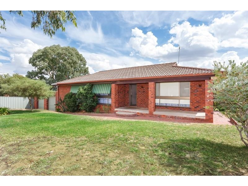2 Wren Street, Mount Austin NSW 2650