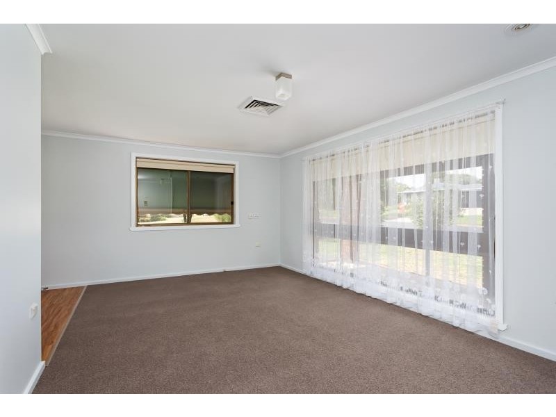 2 Wren Street, Mount Austin NSW 2650