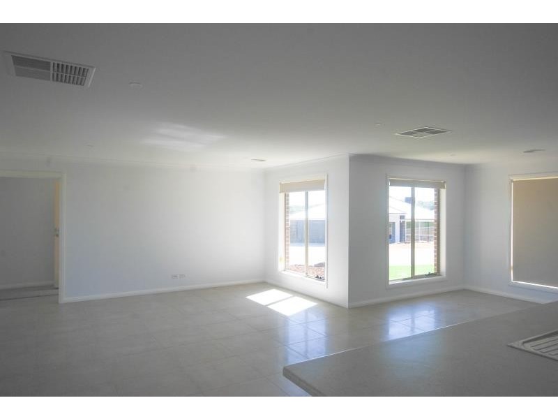 5 DARCY DRIVE, Boorooma NSW 2650