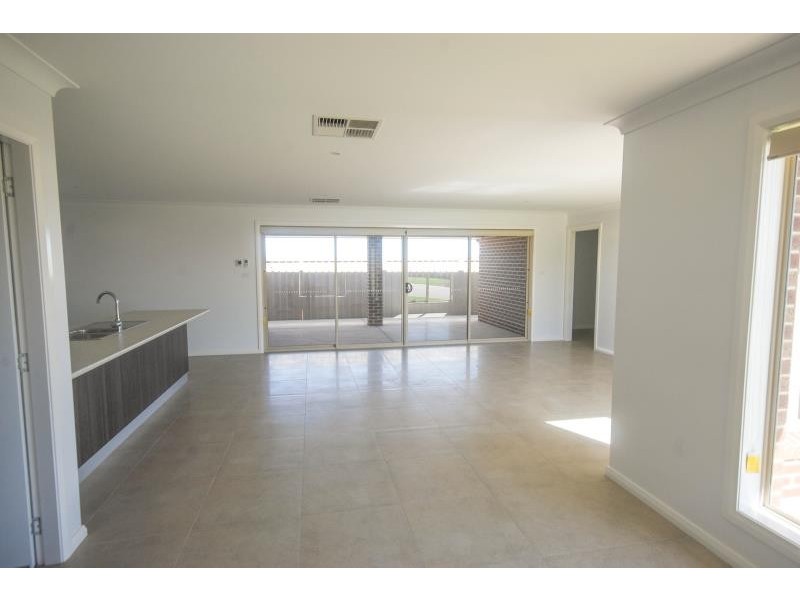 5 DARCY DRIVE, Boorooma NSW 2650