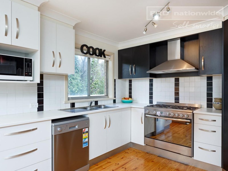 6 Geneva Crescent, Lake Albert NSW 2650