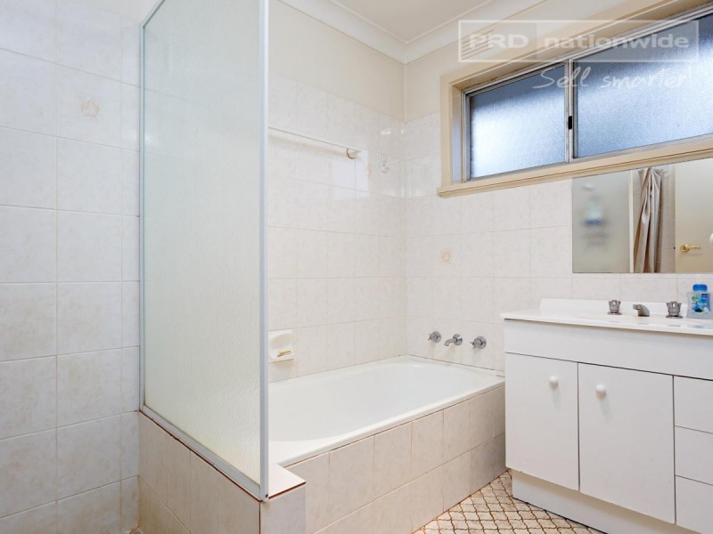 6 Geneva Crescent, Lake Albert NSW 2650