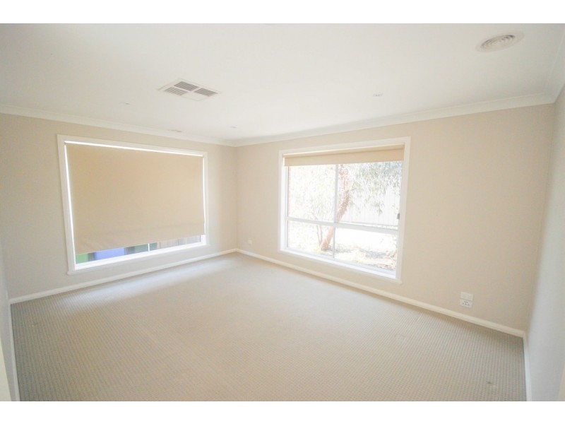 1/8 Osterley Street, Bourkelands NSW 2650
