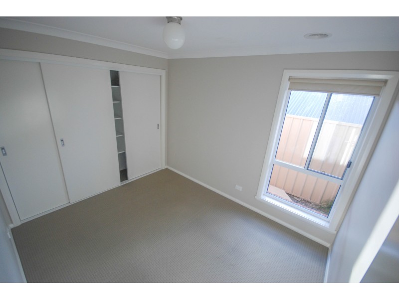 1/8 Osterley Street, Bourkelands NSW 2650