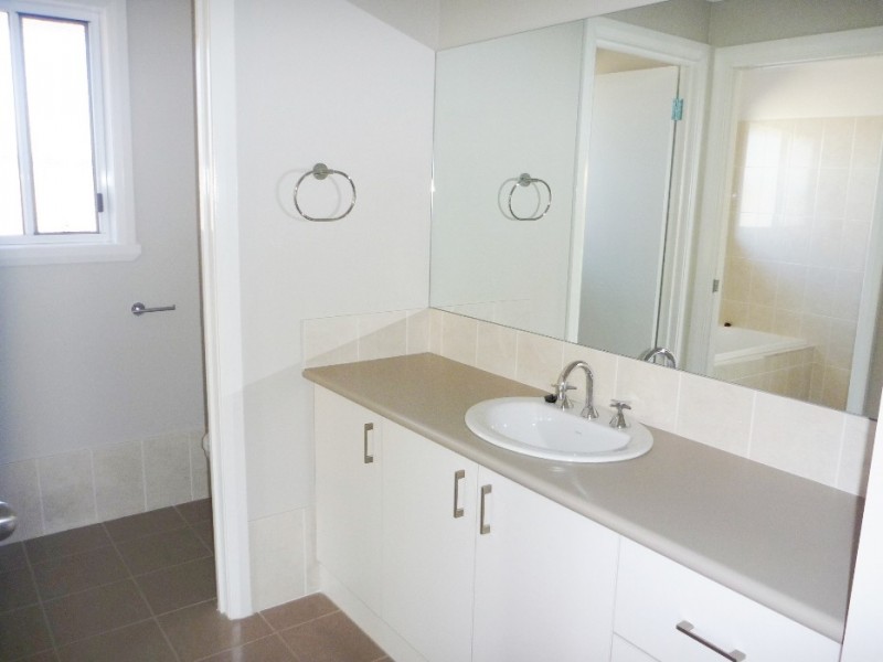 1/8 Osterley Street, Bourkelands NSW 2650