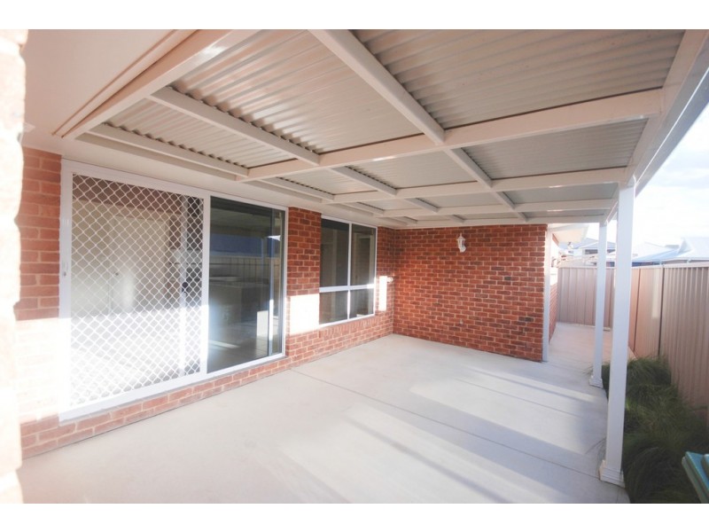 1/8 Osterley Street, Bourkelands NSW 2650