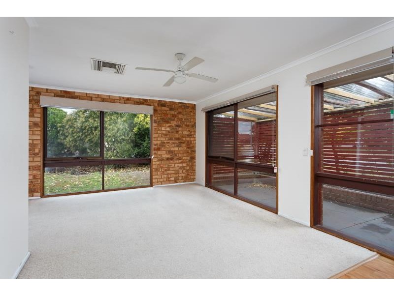 52 Pinaroo Drive, Glenfield Park NSW 2650