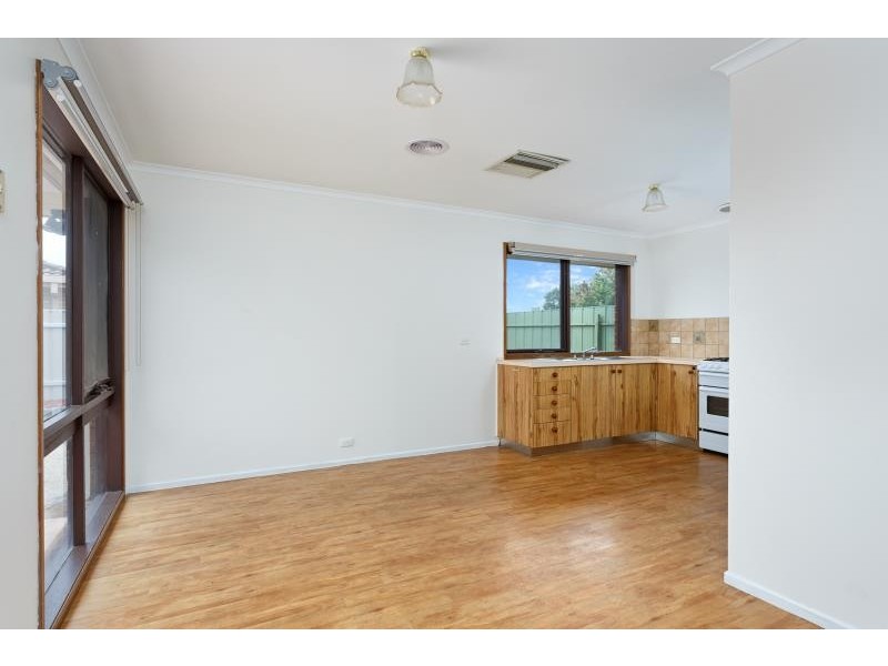 52 Pinaroo Drive, Glenfield Park NSW 2650