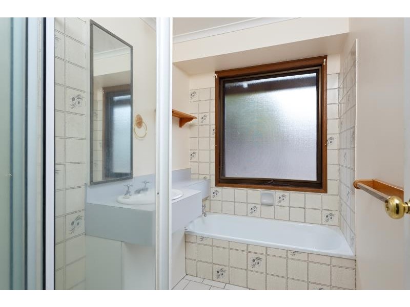 52 Pinaroo Drive, Glenfield Park NSW 2650