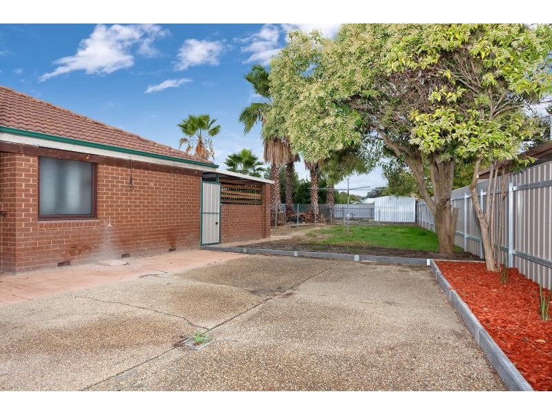 52 Pinaroo Drive, Glenfield Park NSW 2650
