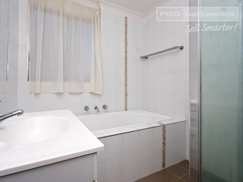 18 Bocquet Street, Lake Albert NSW 2650