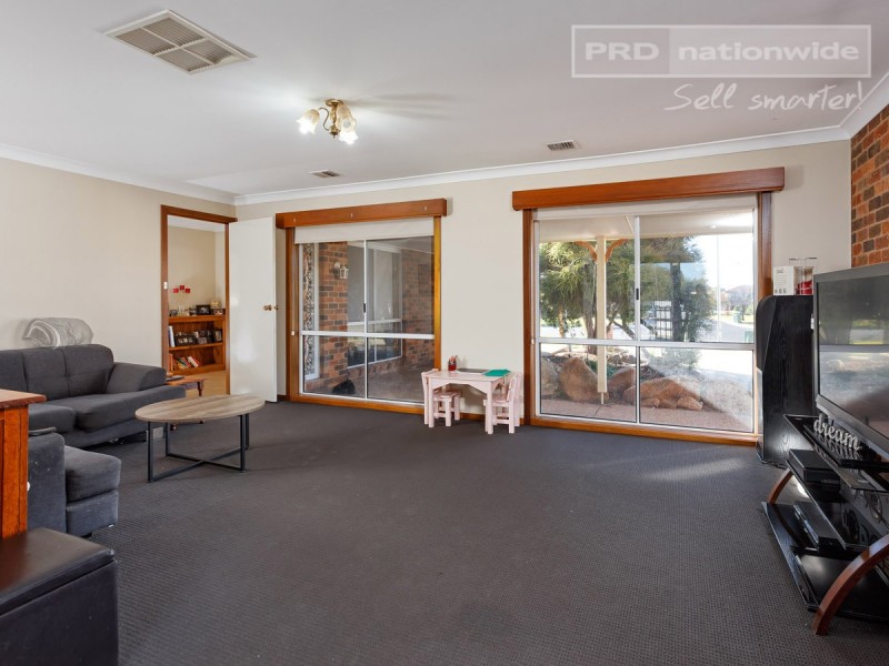 13 Warrambool Crescent, Glenfield Park NSW 2650