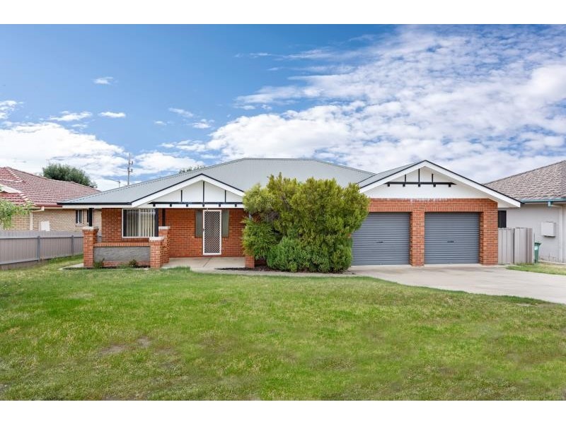 11 Nathan Place, Kooringal NSW 2650