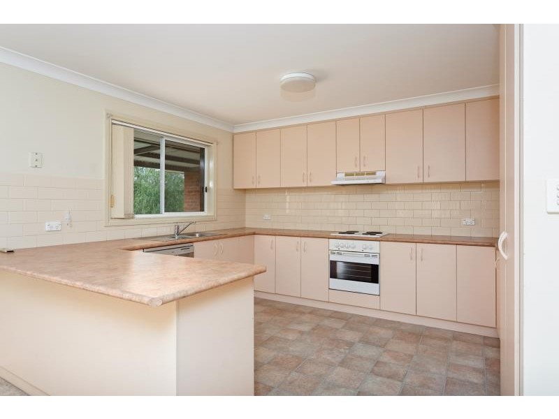 11 Nathan Place, Kooringal NSW 2650