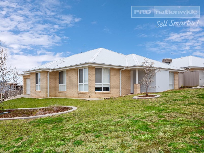 2/30 Osterley Street, Bourkelands NSW 2650