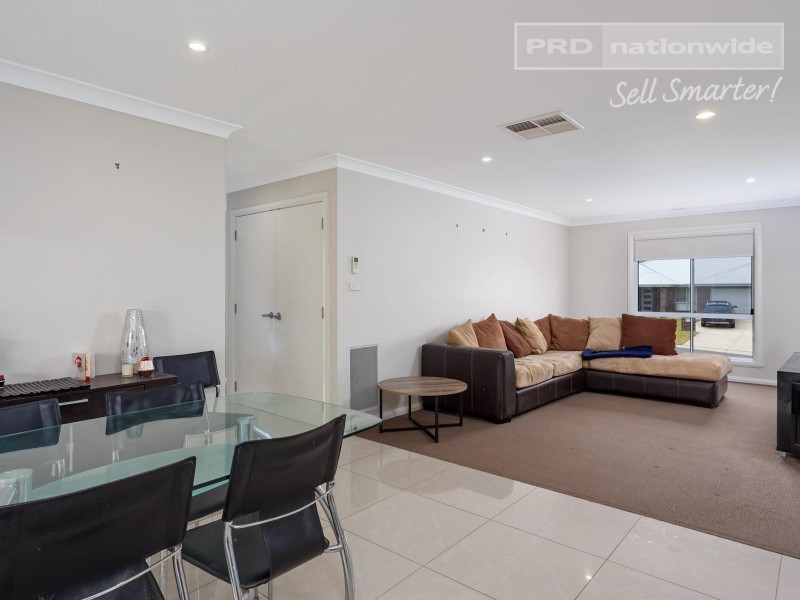 2/30 Osterley Street, Bourkelands NSW 2650
