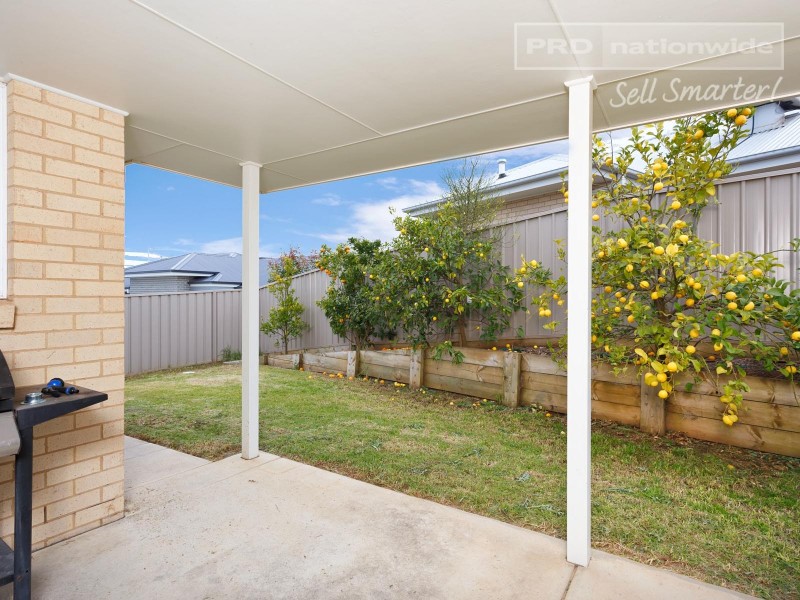 2/30 Osterley Street, Bourkelands NSW 2650
