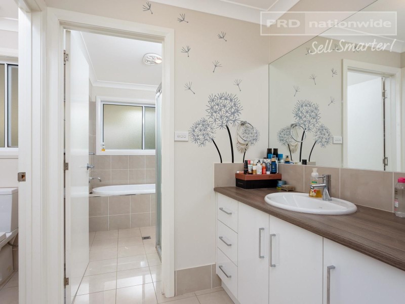 2/30 Osterley Street, Bourkelands NSW 2650